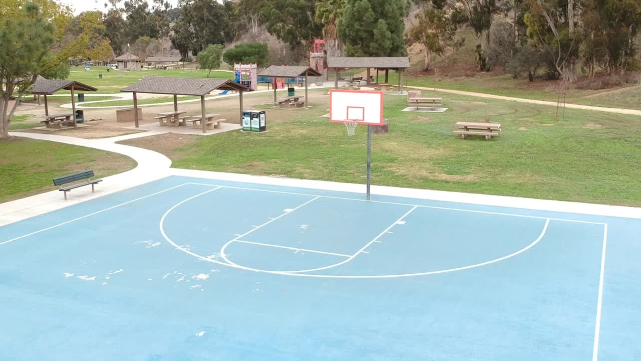 cancha de baloncesto vacía en el parque durante el día