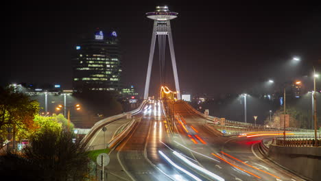 Tráfico-Del-Puente-De-Bratislava-Por-La-Noche