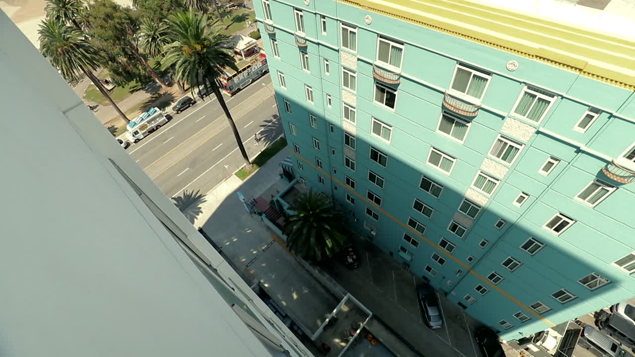mirando hacia abajo en un callejón en lugares de estacionamiento desde la parte superior de un edificio de apartamentos junto a la playa en santa monica california