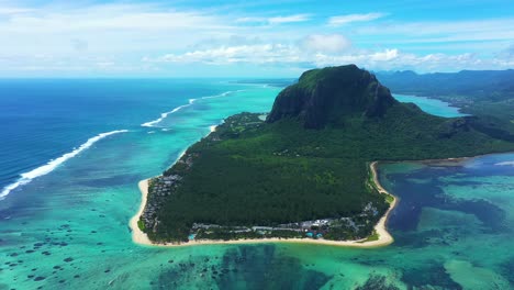 Vista-Aérea-De-La-Montaña-Le-Morne-Brabant-Que-Se-Encuentra-En-El-Sitio-Del-Patrimonio-Mundial-De-La-Unesco