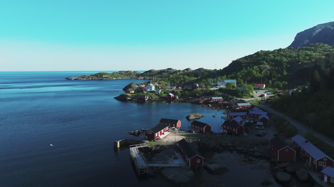 Skjønnhet og ro i Nusfjord: Luftfoto om våren, Lofoten, Norge.