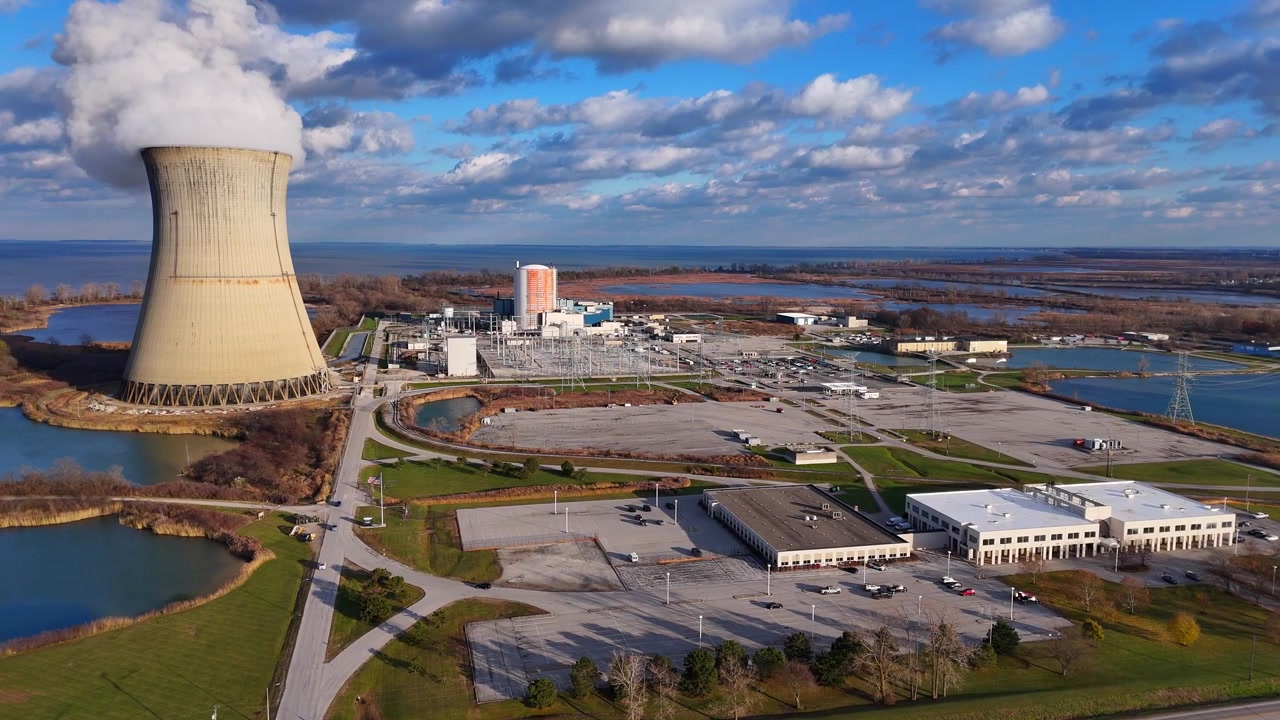 Widok z lotu ptaka na Elektrownię Jądrową Davis-Besse wytwarzającą energię elektryczną w Oak Harbor, Ohio.