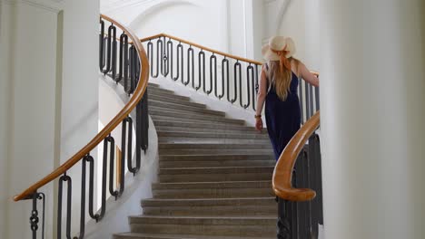 Mujer-Sube-Las-Escaleras-De-Estilo-Barroco-En-El-Palacio-De-Jelgava,-Letonia