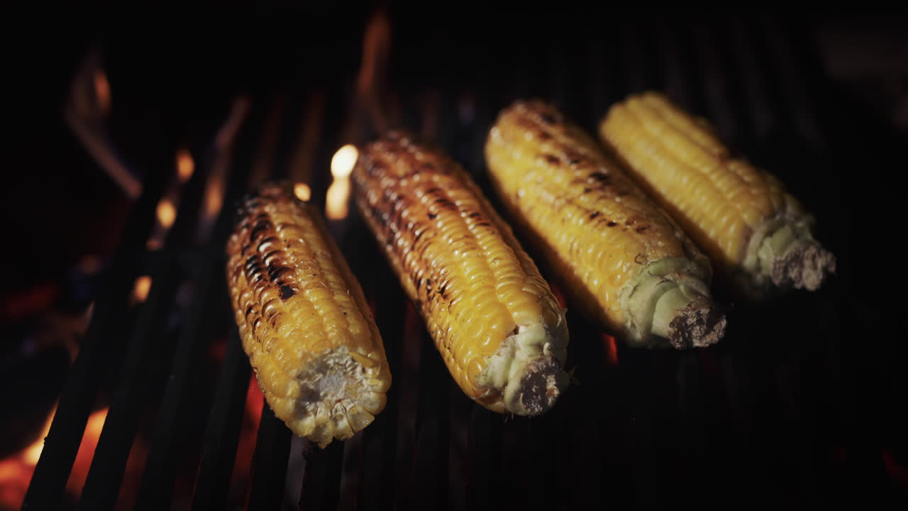 el delicioso maíz está asado sobre un fuego abierto