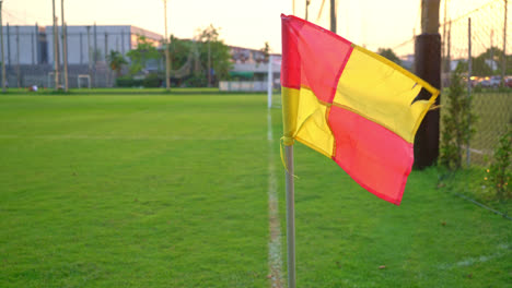 bandera de esquina con viento en un campo de fútbol