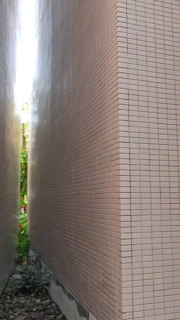 el callejón se abre en un amplio patio.