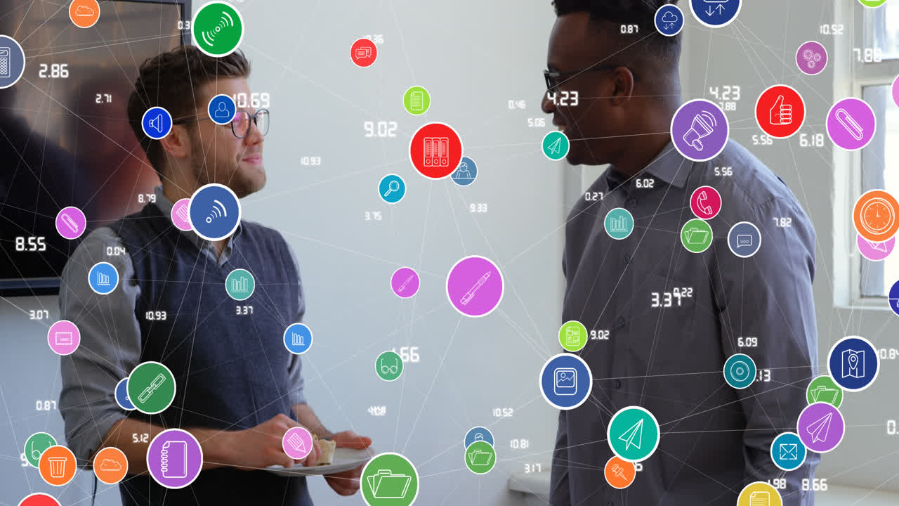 animación del procesamiento de datos y red de conexiones a través de diversos empresarios que hablan