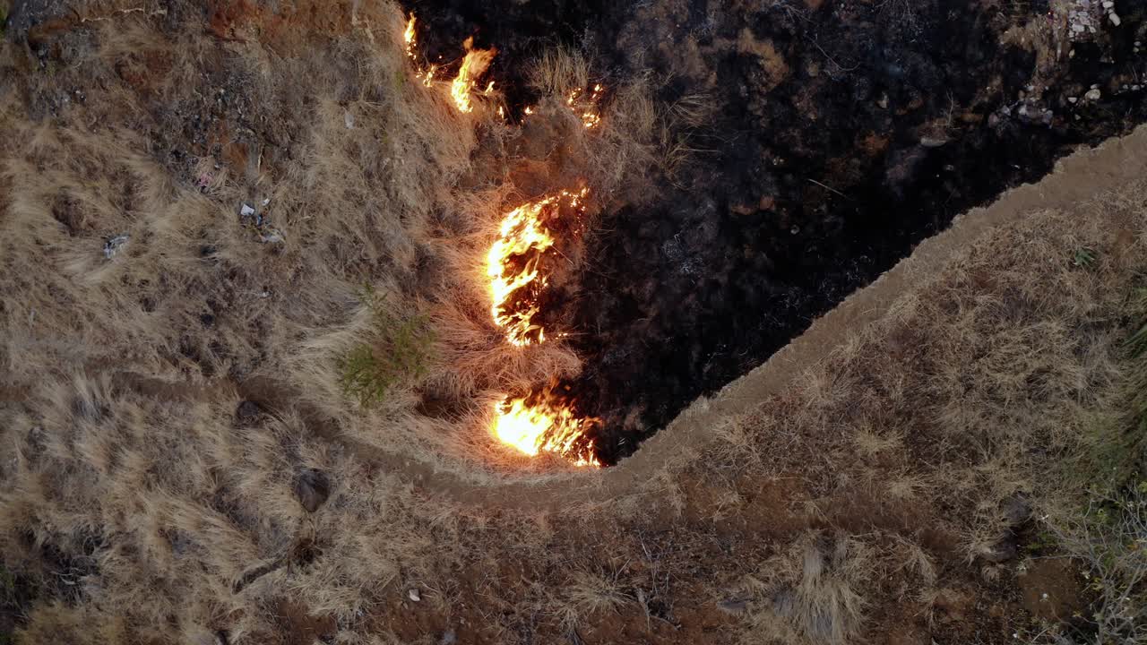 vista aérea épica de fuego salvaje humeante