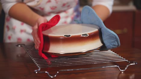 mujer enfriando un plato de horneado