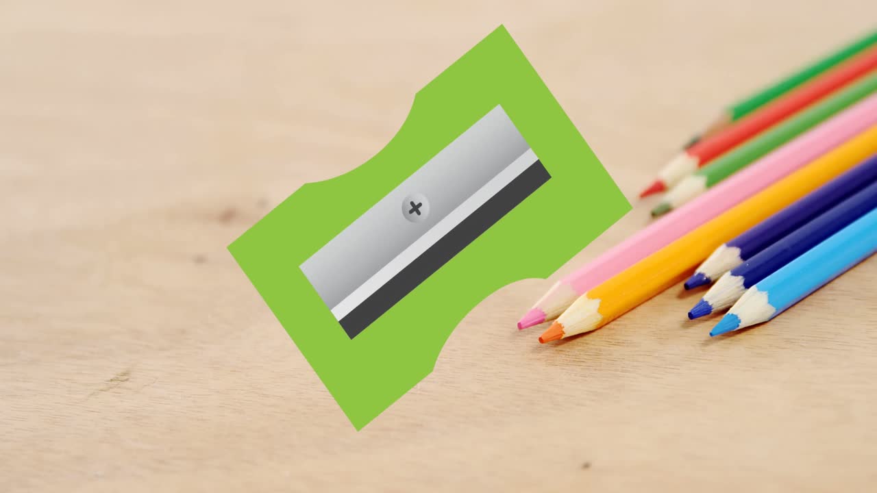 책상 위에 있는 컬러 연필 위에 움직이는 초록색 연필 날카로움의 애니메이션