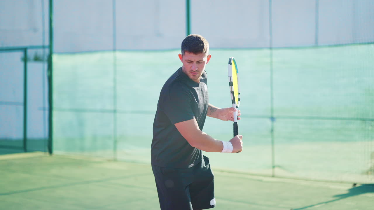 테니스 선수 가 포드 를 치고 있다