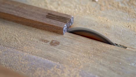 concepto de construcción del sitio de construcción en el trabajo de madera de aserradura de carpintero de cerca