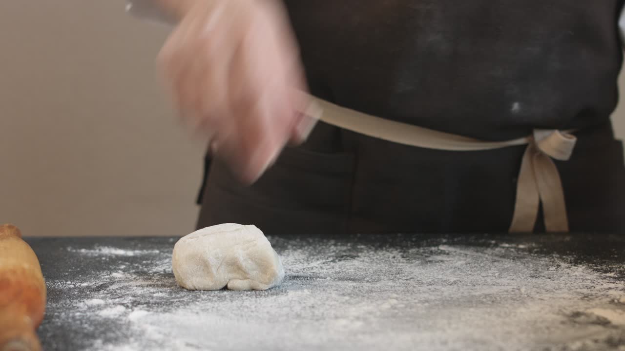 Dwie ręce wyrabiające ciasto na pierogi z mięsem