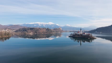 Weitwinkelaufnahme-Der-Burg-Von-Bled-Am-Bleder-See-In-Slowenien-Mit-Alpen-Im-Hintergrund