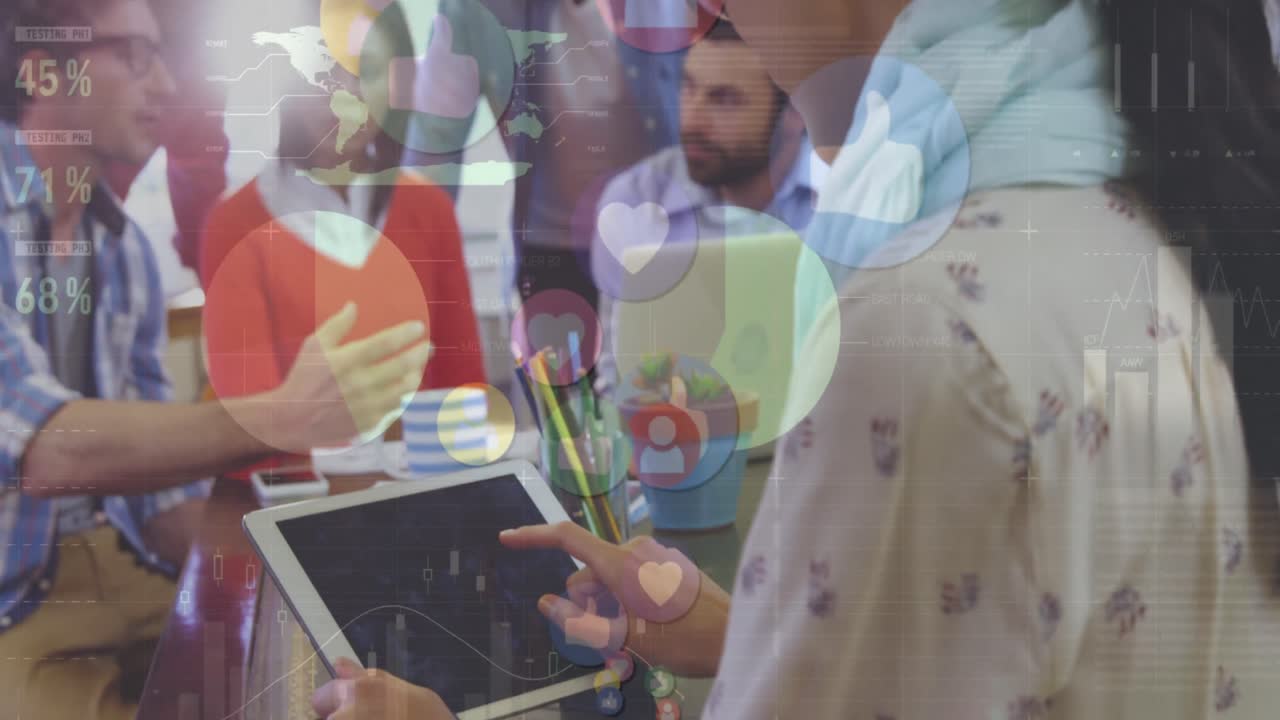 animación del procesamiento de datos sobre diversas personas de negocios hablando