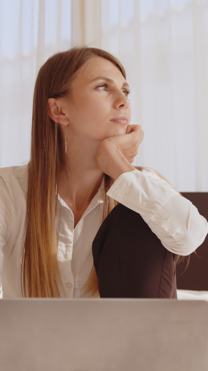 Donna che contempla