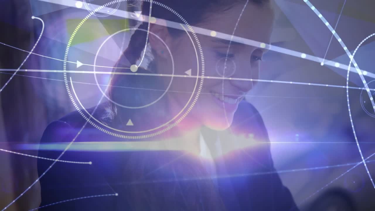 Profesional de la tecnología usando una tableta junto a una taza de café y unas gafas mientras visualiza una superposición de datos de red