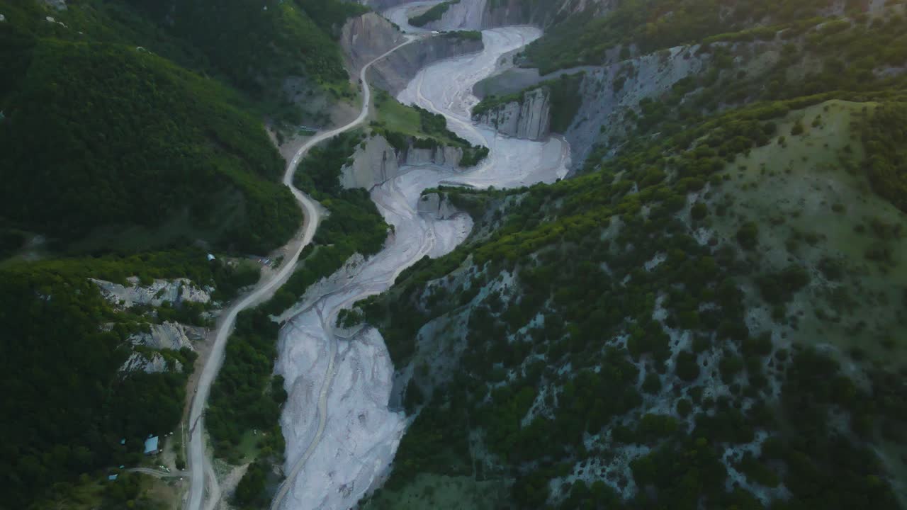 imagen de un avión no tripulado volando sobre el río girdimanchay cerca de la ciudad de lahic, azerbaiyán durante la puesta de sol