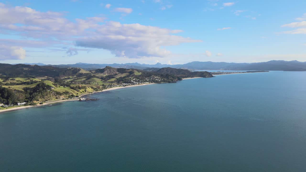 panorama de la playa de matarangi con vista al paisaje verde de la península de coromandel en nueva zelanda