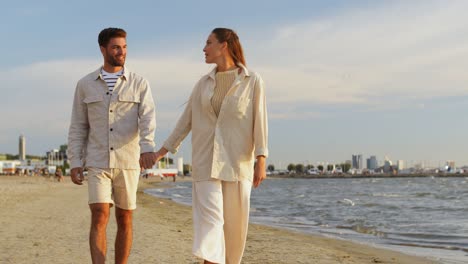 Feliz-Pareja-Caminando-Por-La-Playa-De-Verano.-Vacaciones-De-Verano-Y-Concepto-De-Personas-Feliz-Pareja-Caminando-Por-La-Playa-En-Tallin,-Estonia