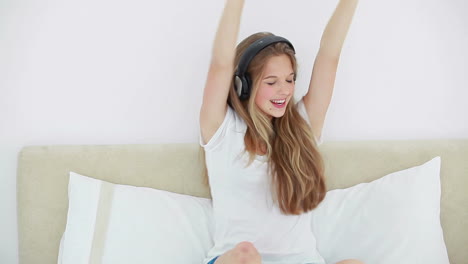 Young-blonde-woman-listening-to-music-with-her-headphones