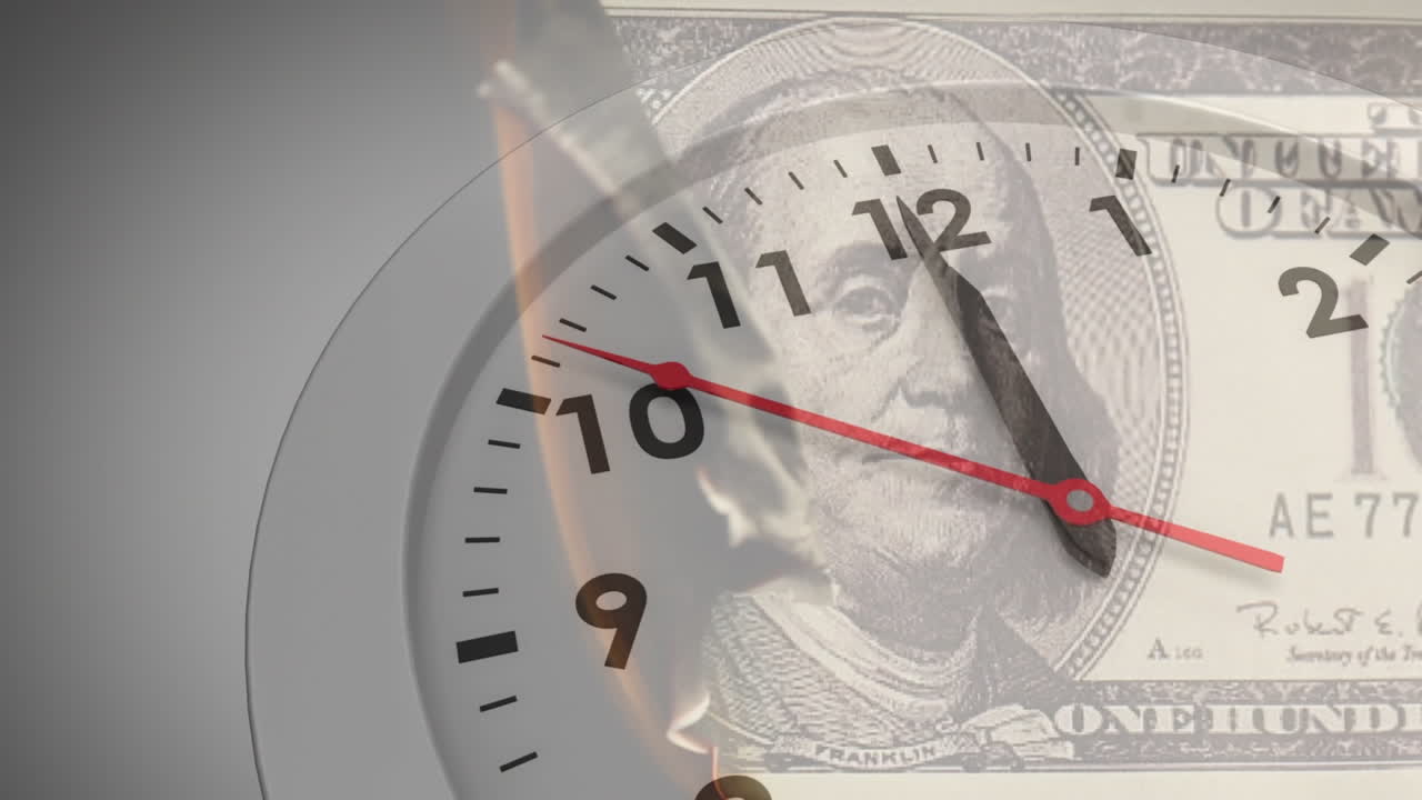 Animation einer tickenden Uhr über einer brennenden US-Dollarnote