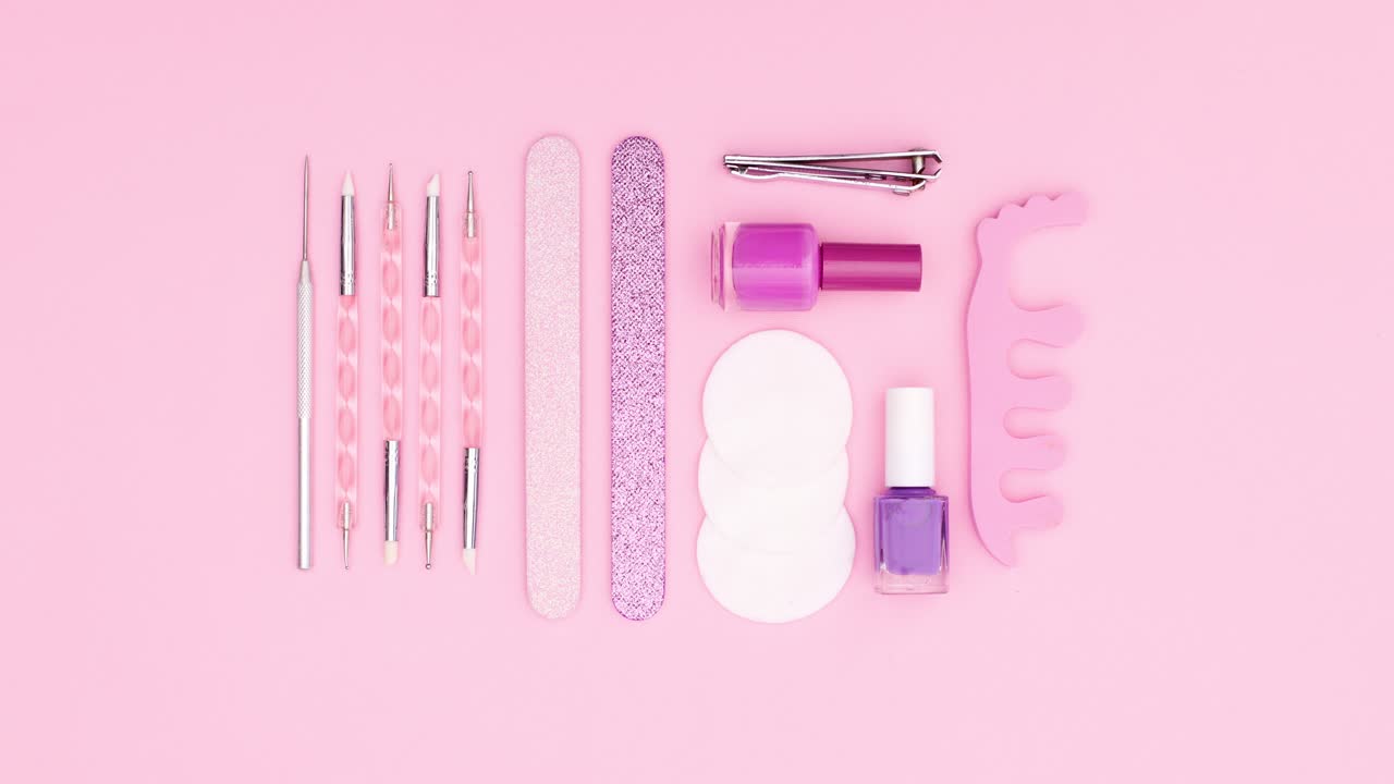 파스텔 분홍색 손 액세서리 및 도구는 파스텔 핑크 테마로 움직입니다.