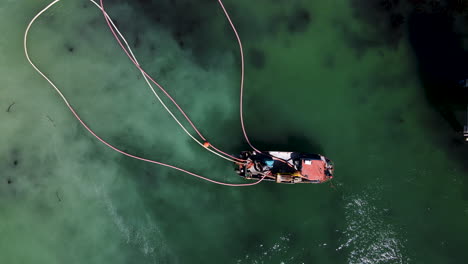 Vista-Aérea-Del-Barco-De-Buceo-De-Diamantes-Con-Tubos-Flotantes-Junto-Al-Embarcadero