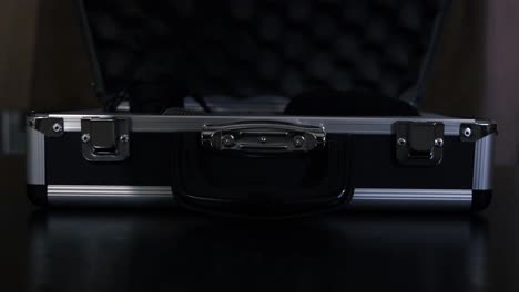 caja de aluminio negra abierta con equipo de audio