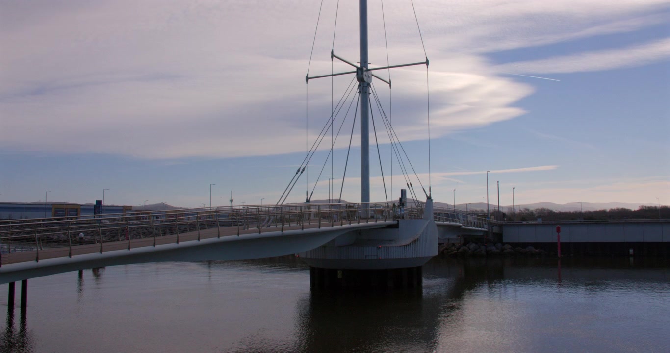Opname van Pont y Ddraig, de Drakenbrug naast de haven van Rhyl