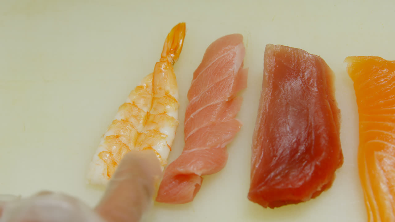 chef masculino contando varios sushis en la cocina 4k