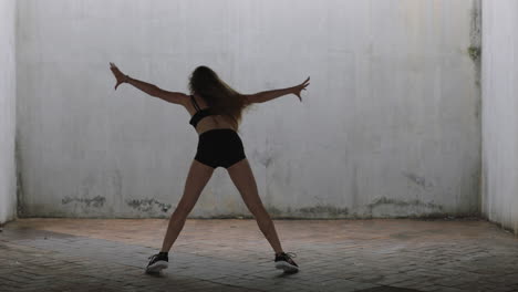 Mujer-Bailando-Hermosa-Joven-Bailarina-Callejera-Caucásica-Realizando-Movimientos-Contemporáneos-Disfrutando-De-La-Expresión-De-Danza-Moderna-Practicando-En-Un-Almacén-Sucio