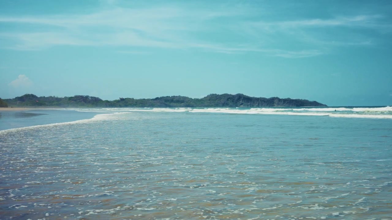 คลื่นลูกใหญ่ซัดเข้าฝั่งที่หาดโนซารา ประเทศคอสตาริกา จุดหมายปลายทางที่ห่างไกลสำหรับนักโต้คลื่น ทิวทัศน์ชายหาด ชายฝั่งแปซิฟิก