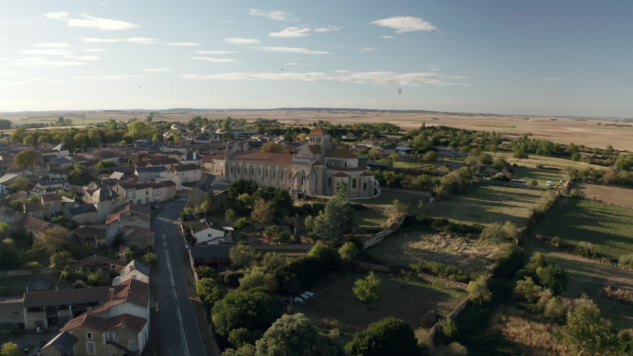 Góc nhìn từ drone trên không của Tu viện Saint-Jouin de Marnes ở Pháp
