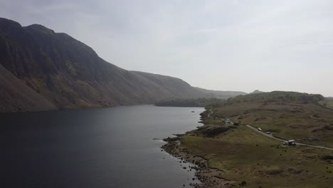 Wast-Agua-En-El-Distrito-De-Los-Lagos,-Cumbria-Tire-Hacia-Atrás-Ascendiendo-Dron-Revelar-Tiro