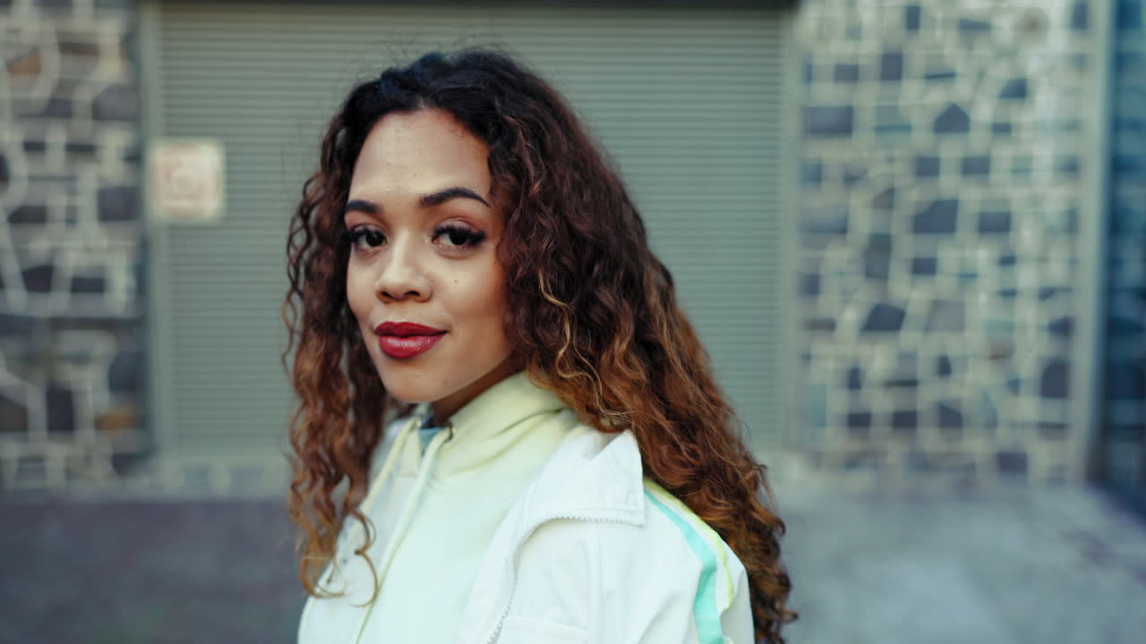 cara, moda y una mujer negra confiada