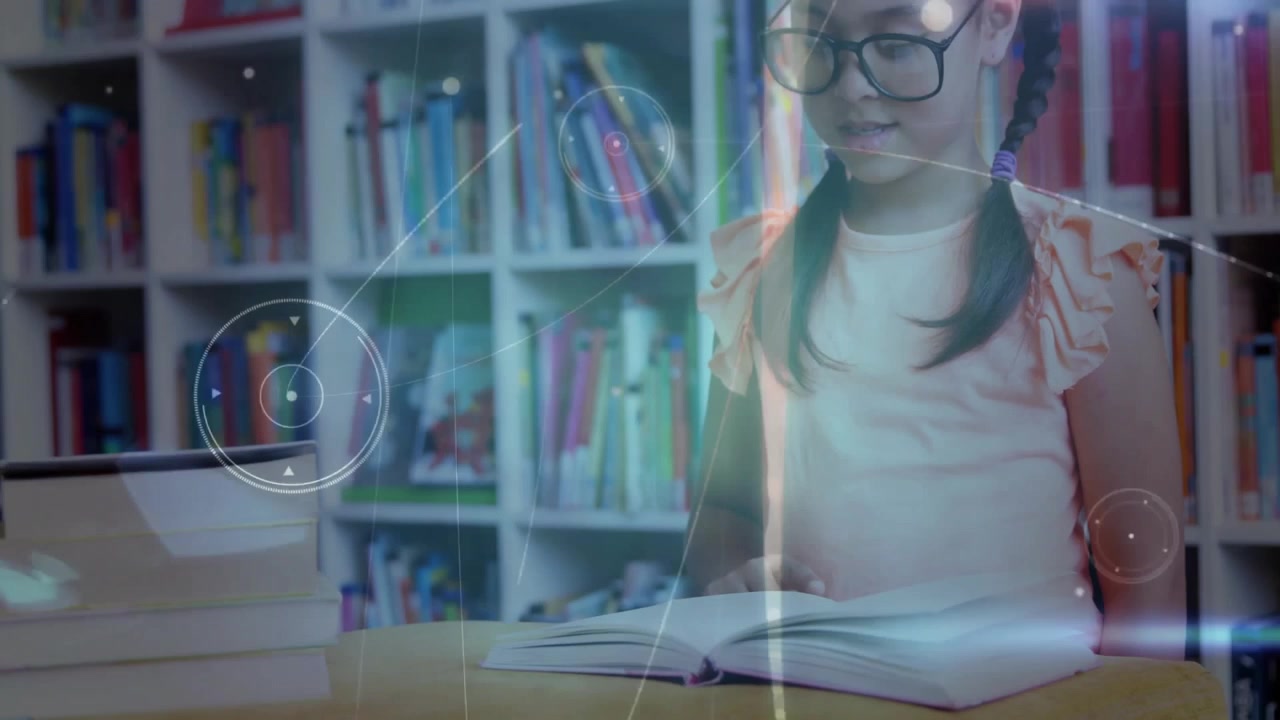 Giovane ragazza che legge un libro in una biblioteca con sovrapposizione di rete digitale