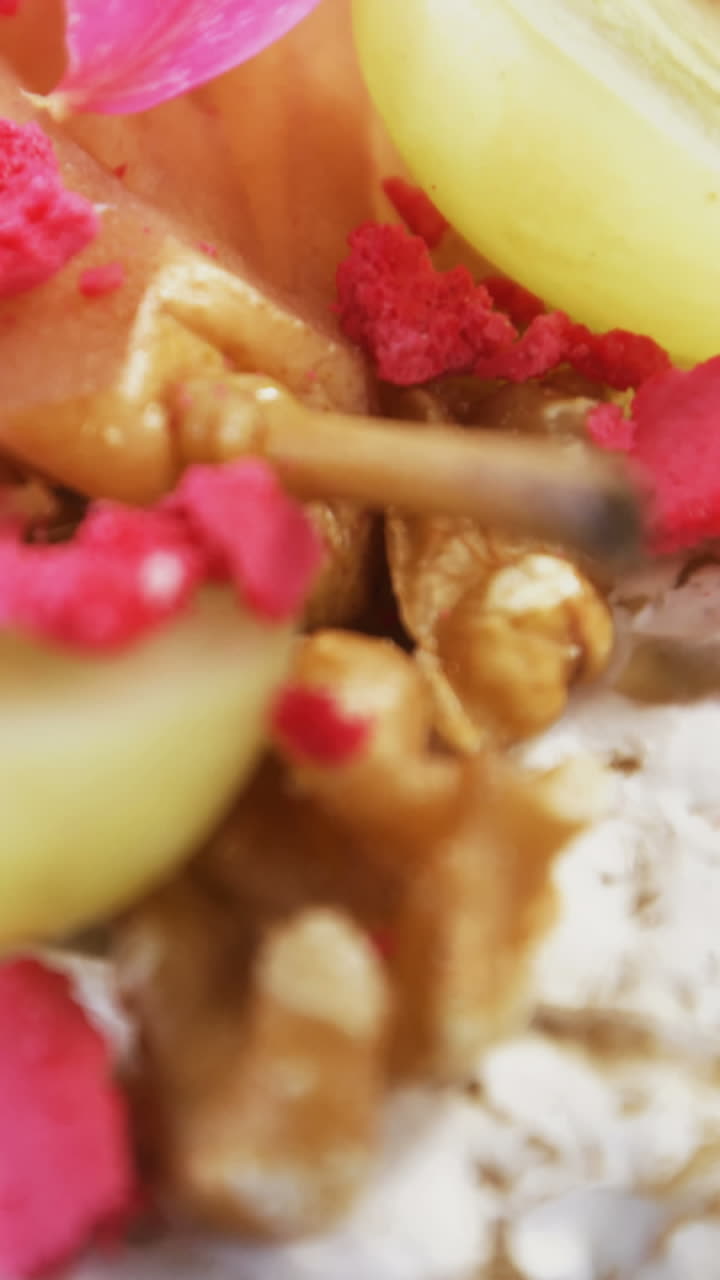 postre de queso adornado con nueces y uvas