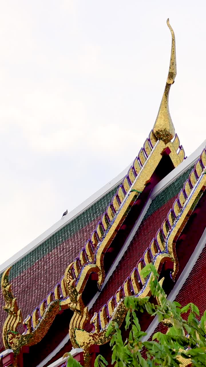 azulejos ornamentados del techo del templo en wat arun en bangkok, tailandia