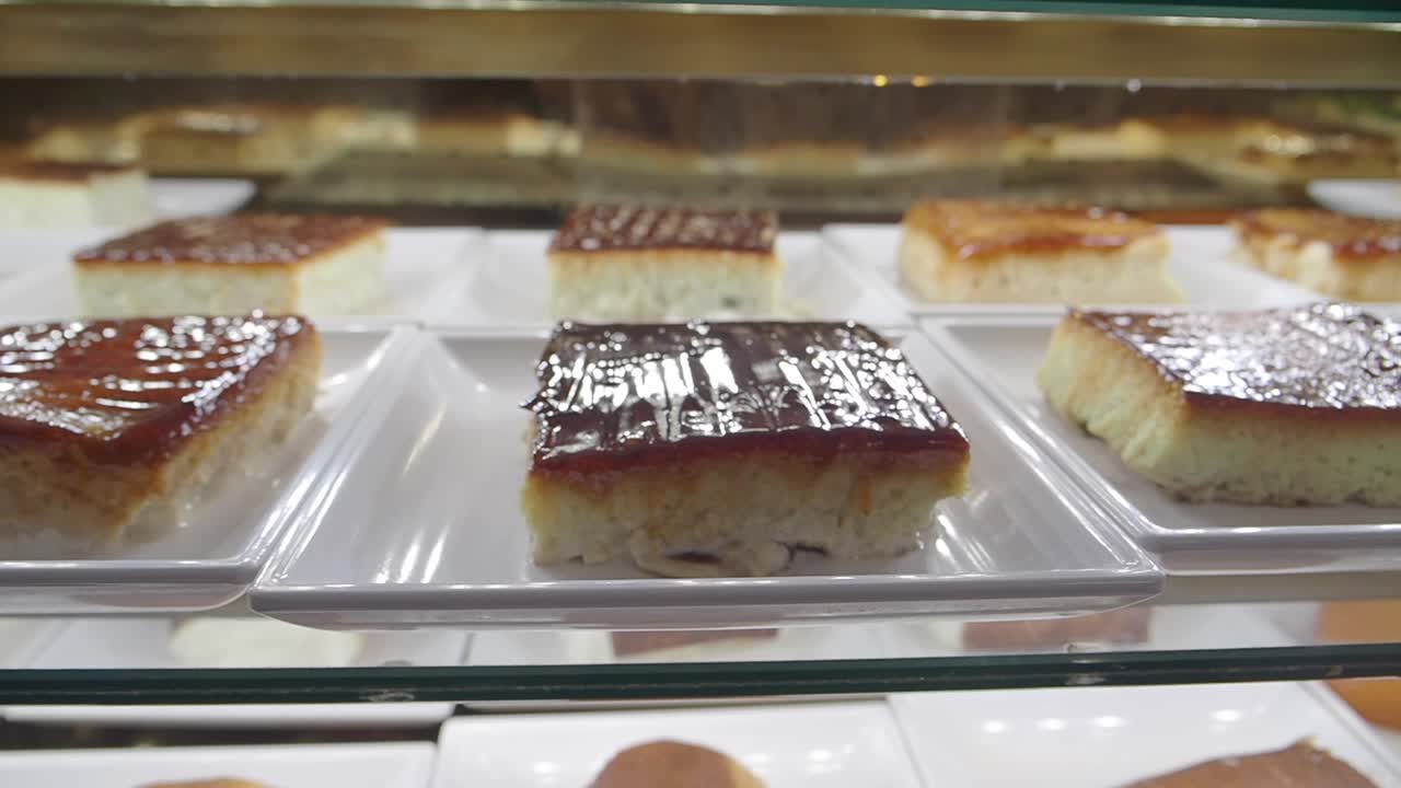 Pastane Vitrininde Lezzetli Kare Tatlı Dilimleri