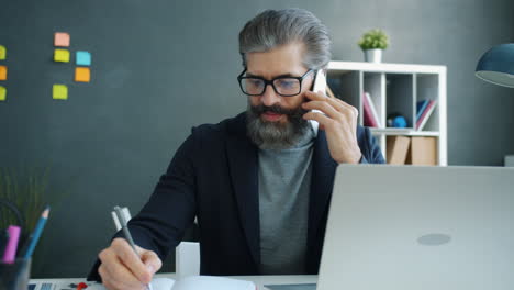 Hombre de negocios trabajando en oficina