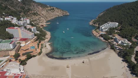 Luftbild-über-Die-Bucht-Von-Cala-Llonga-In-Ibiza,-Spanien