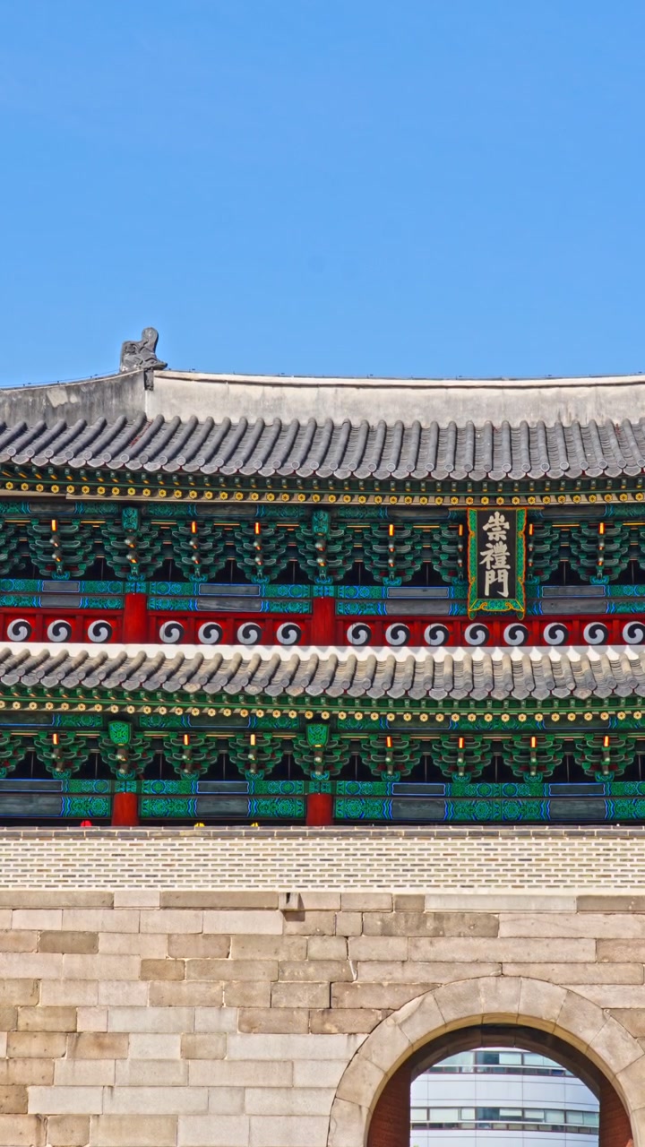 La Porta Sungnyemun (Namdaemun) è una porta in pietra del XIV secolo con un tetto in legno a due piani. Il Tesoro Nazionale n. 1 della Corea del Sud si erge come fulcro storico circondato dai moderni grattacieli di Seul.