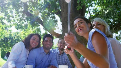 grupo de amigos tomando una selfie desde el teléfono móvil