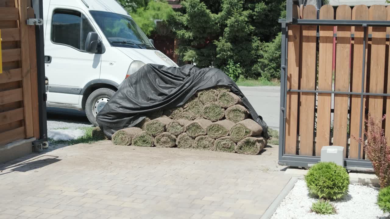 정원사 가 자연 잔디 잔디 를 굴러 놓고 있다