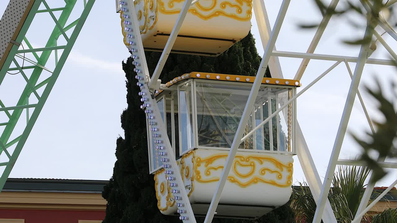 rueda gigante con cabañas coloridas