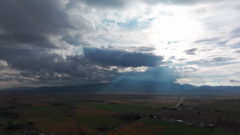 Toma-De-Drone-De-Un-Cielo-Tormentoso-Con-La-Luz-Del-Sol-Entrando-En-Rayos