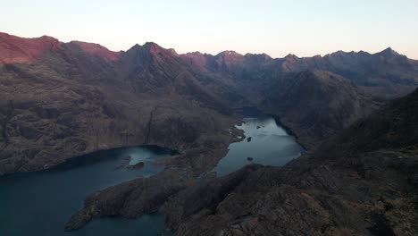 Gebirgskette,-Beleuchtet-Von-Der-Untergehenden-Sonne-In-Schottland