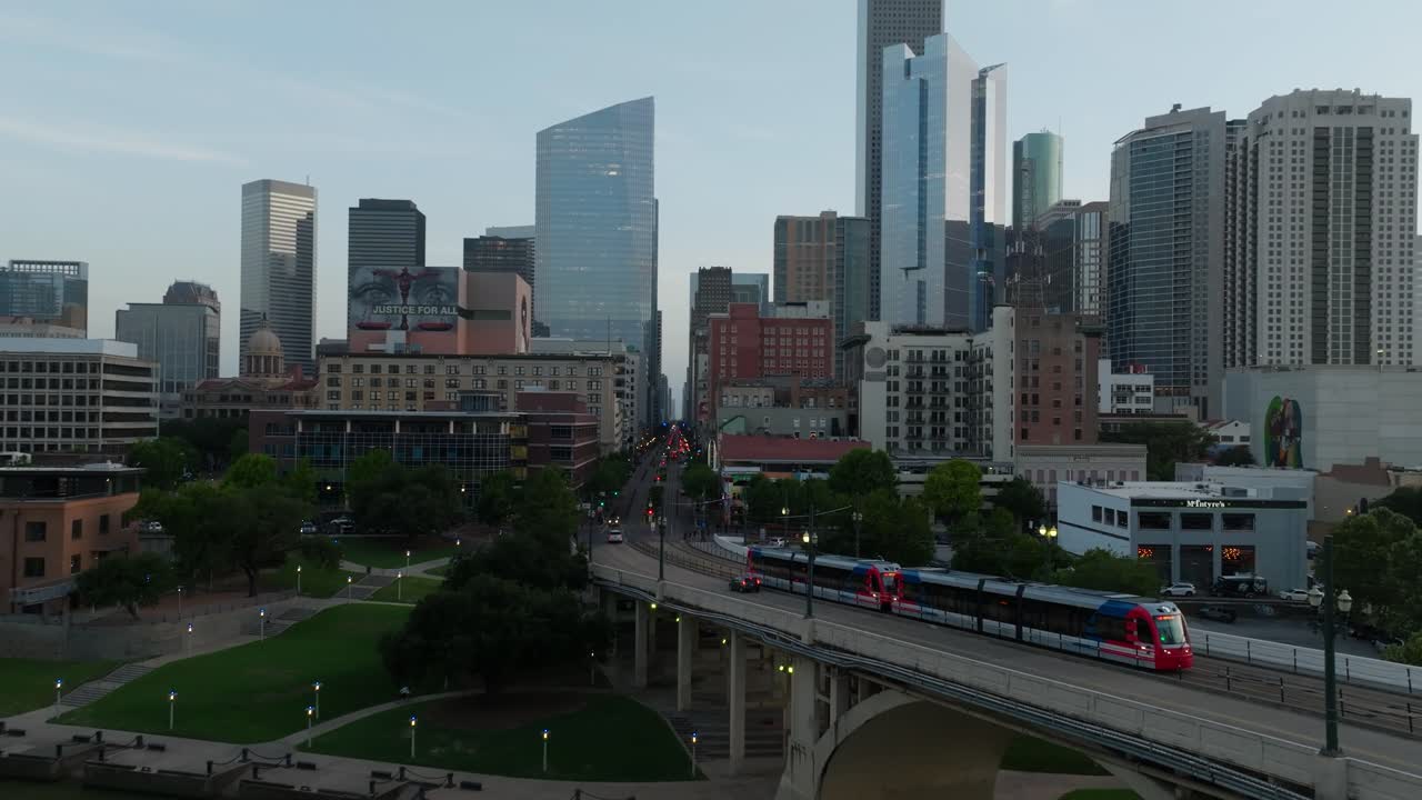 zooming hacia fuera y camiones hacia adelante drone tiro del centro de houston