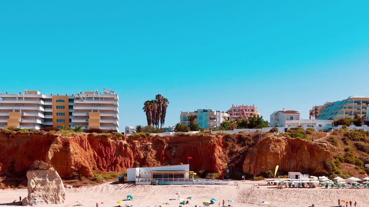 Udsigt over bygninger og strandområde i Portugal i solskinsvejr